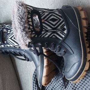 Like new Bogs winter boots sorel waterproof